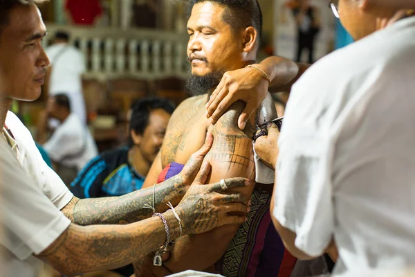 Munk gör traditionella yantra tatuering — Stockfoto