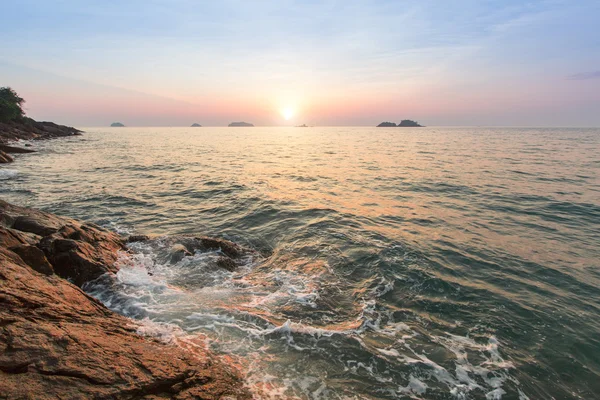 Costa rocosa al atardecer — Foto de Stock