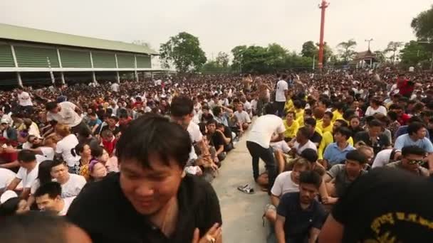 Wai Kroo ritüel Bang Pra manastırda, Bangkok, yaklaşık 50 km. — Stok video