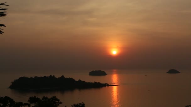 Inseln im Meer während eines atemberaubenden Sonnenuntergangs. — Stockvideo