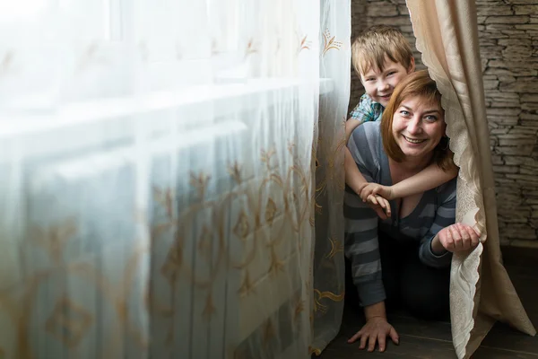 Jeune femme jouant dans la chambre avec son petit fils . — Photo