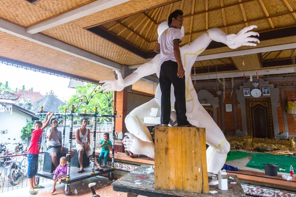 Insanlar Ngrupuk geçit töreni için heykeller inşa — Stok fotoğraf