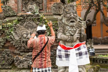 Geleneksel şeytan heykeli Bali Adası