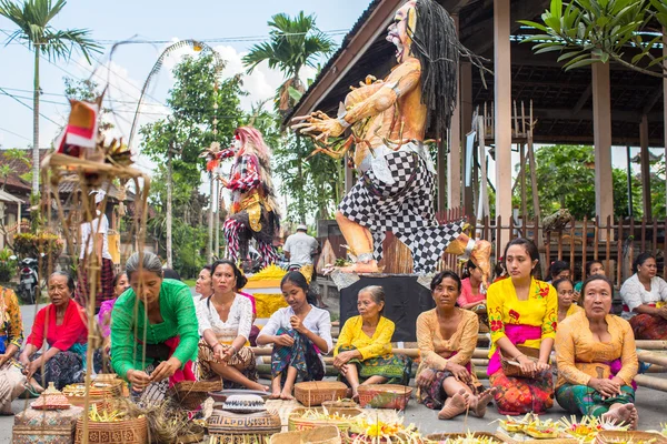 İnsanlar daha önce Nyepi kutlama sırasında — Stok fotoğraf
