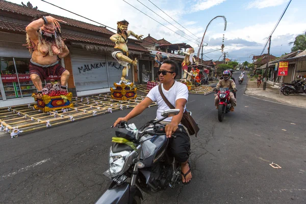 Les gens pendant la célébration avant Nyepi — Photo