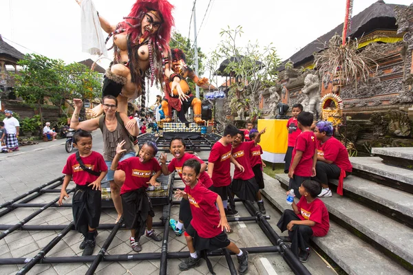 La gente durante la celebración antes de Nyepi —  Fotos de Stock