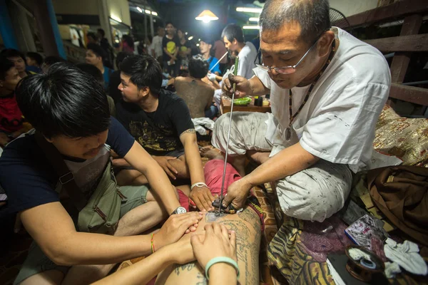 Monk makes traditional Yantra tattooing — Stock Photo, Image