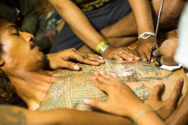 Mönch macht traditionelle Yantra-Tätowierung — Stockfoto