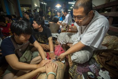 keşiş geleneksel yantra dövme yapar