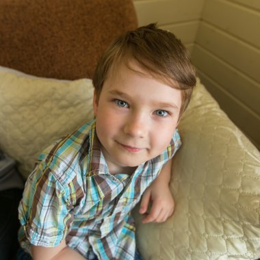 Kameraya bakarak küçük çocuk.