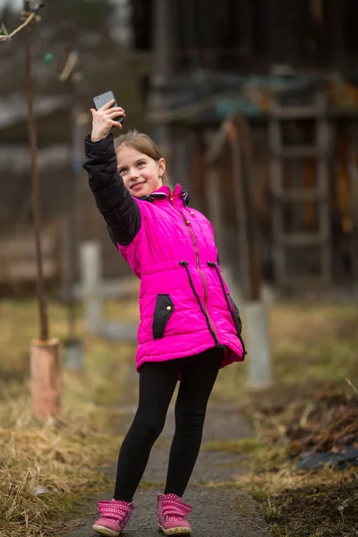 Kleines Mädchen macht Selfie am Telefon — Stockfoto