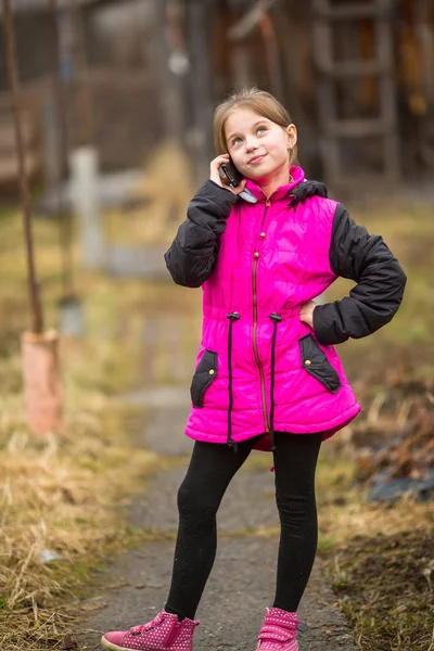 Niña hablando por teléfono — Foto de Stock