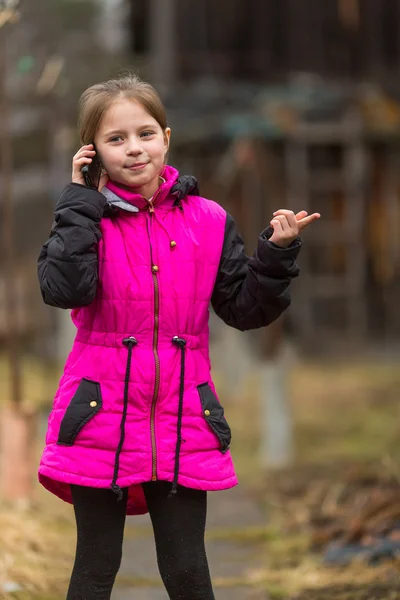 Liten flicka prata telefon — Stockfoto