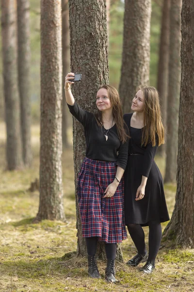 Girls makes selfie — Stock Photo, Image