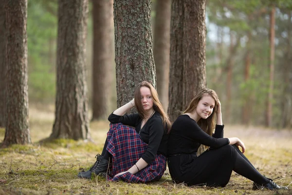 Girls  sitting  in the forest. — Stock Photo, Image