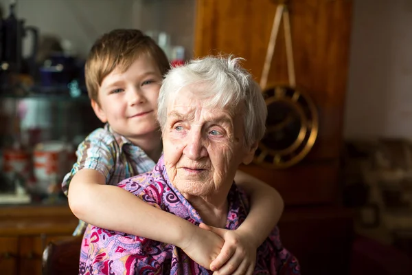 Пожилая женщина с маленьким внуком — стоковое фото