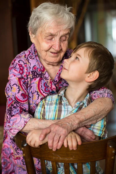 Grand-mère étreignant son petit-fils — Photo