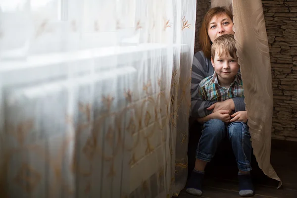 Mãe com filho jovem — Fotografia de Stock