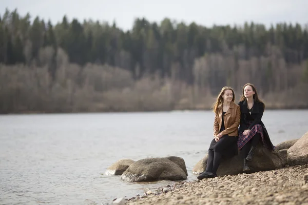 Teen ragazze nel parco . — Foto Stock