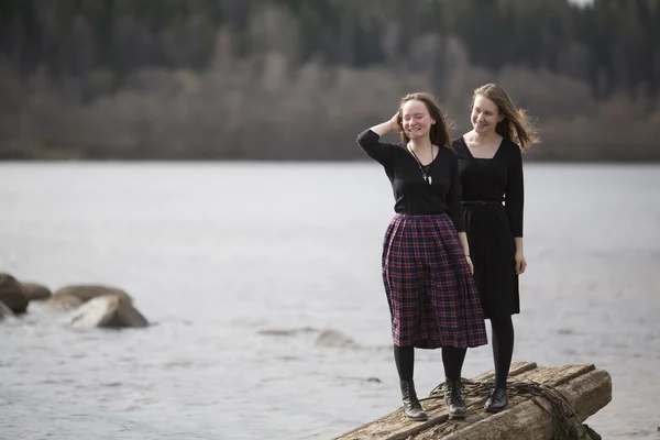 Adolescentes dans le parc . — Photo