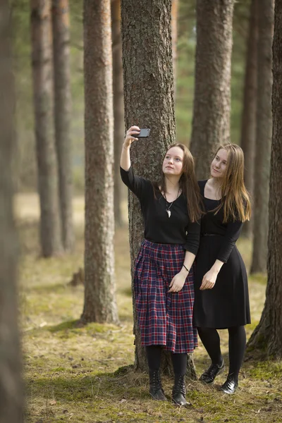 Meninas fazer selfie na floresta . — Fotografia de Stock