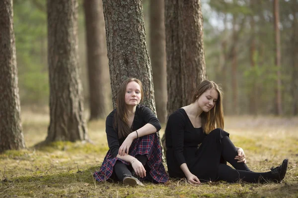 Tonåring flickor i parken. — Stockfoto