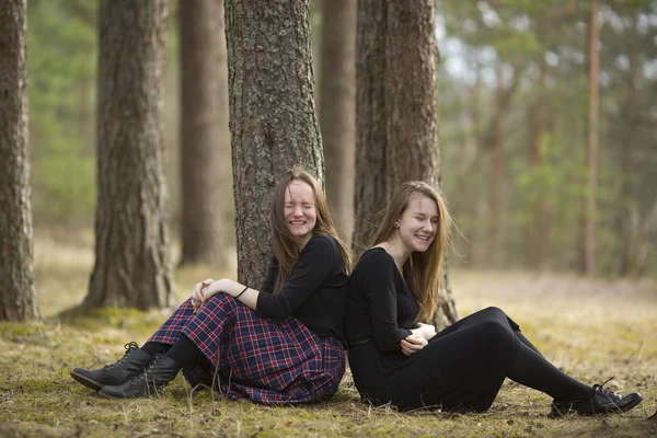 Chicas adolescentes en el parque. — Zdjęcie stockowe