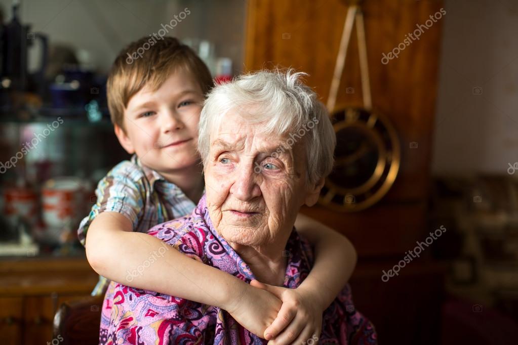Дочь живет с бабушкой. Бабушка и внук. Мальчик с бабушкой. Бабушка и внучка. Бабушка с ребенком.
