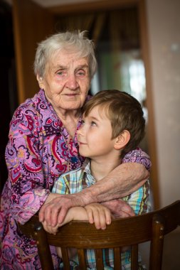 Büyükanne küçük torunu ile 