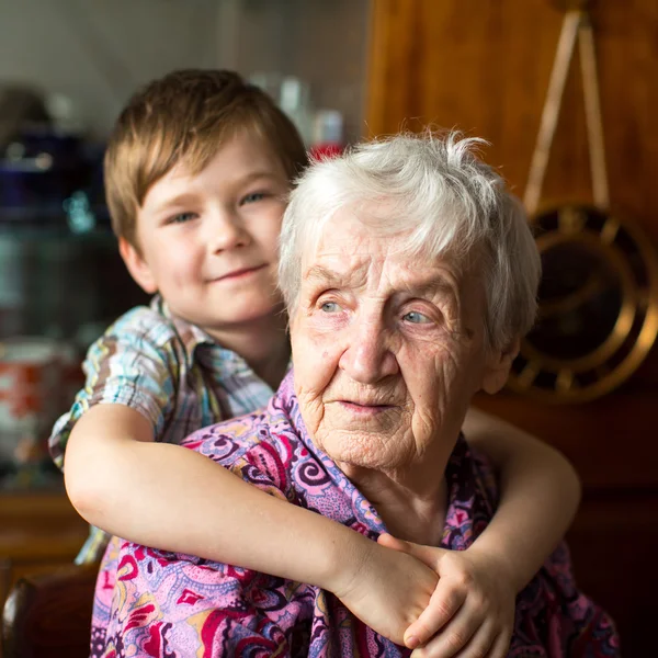 Babcia z wnukiem mały — Zdjęcie stockowe