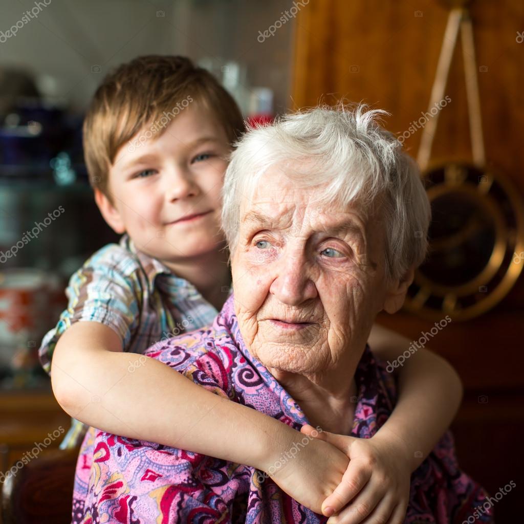 Дочь живет с бабушкой. Бабушка и внук. Бабушка с внуками. Фотосессия с бабушкой. Мальчик с бабушкой.