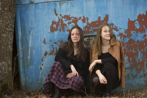 Adolescentes sentados — Fotografia de Stock