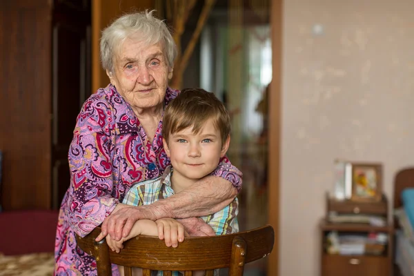 Nagymama és unokája, a házában — Stock Fotó