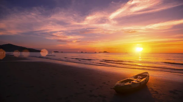 Ocean beach met de boot Stockfoto