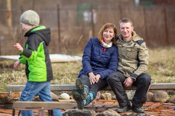 Familienpaar sitzt draußen — Stockfoto