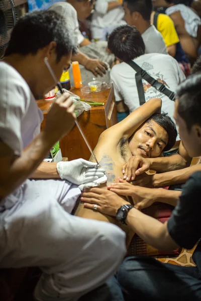 Monk makes traditional Yantra tattooing — Stock Photo, Image