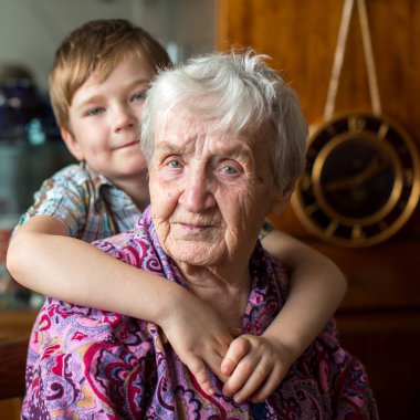 Yaşlı kadın, torunu