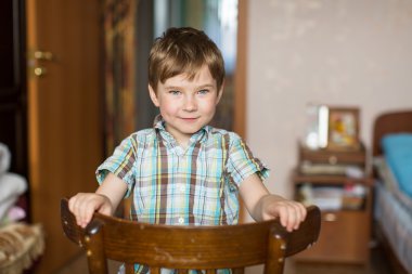 küçük çocuk odasında.