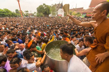 Kutsal suyla katılımcıların nimet 