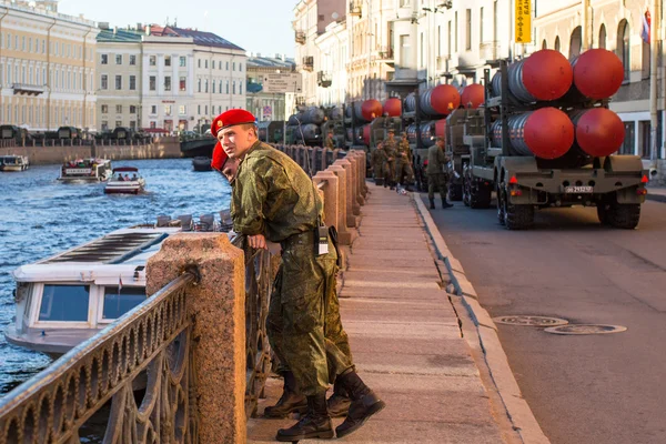 Military equipment deployed near Palace Square — Zdjęcie stockowe