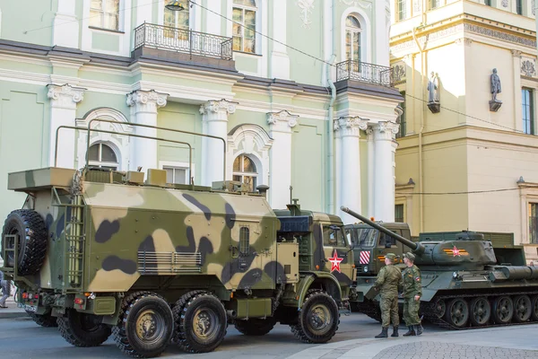 Military equipment deployed near Palace Square — Stock Photo, Image