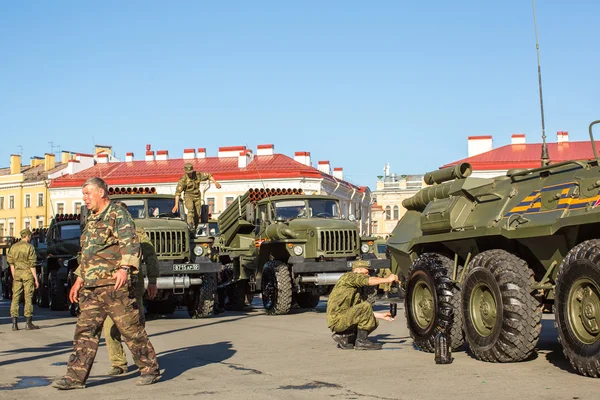 Equipo militar desplegado cerca de la Plaza del Palacio — Foto de Stock