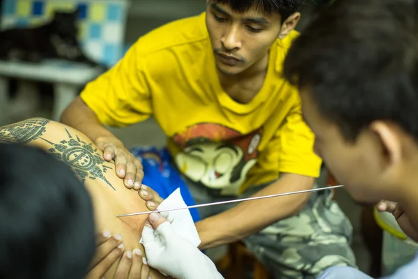 Munk gör traditionella yantra tatuering — Stockfoto