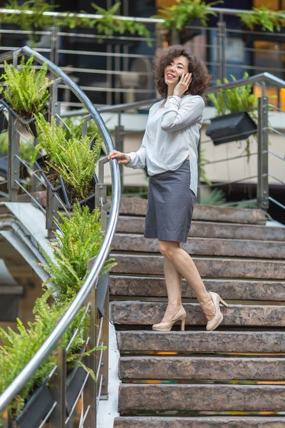 Asiática mujer hablando en móvil —  Fotos de Stock