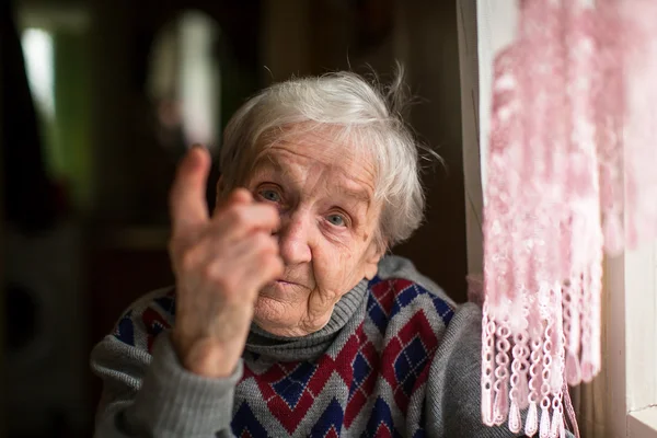 Пожилая женщина угрожает пальцем — стоковое фото
