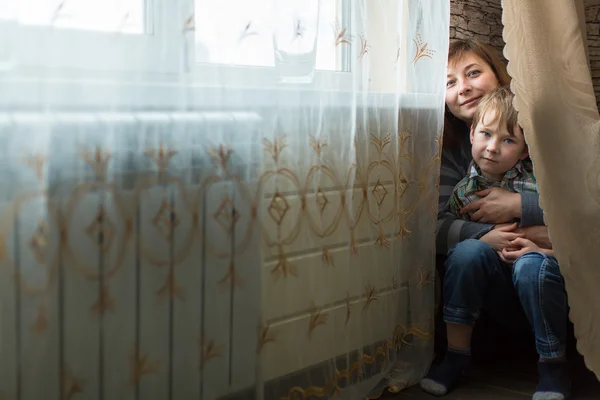 Jonge vrouw met haar zoon — Stockfoto