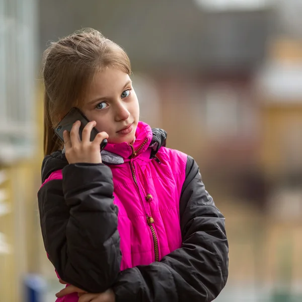 Cep telefonunuzda konuşurken kız — Stok fotoğraf