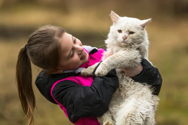 Dívka si hraje s Toulavá kočka — Stock fotografie