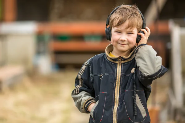 Malý chlapec se sluchátky — Stock fotografie