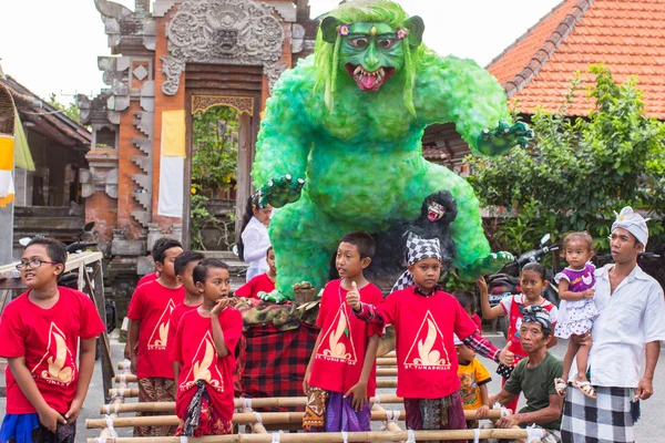 Oidentifierade personer under firande Nyepi — Stockfoto